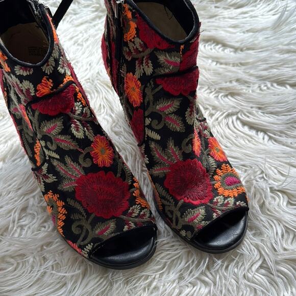 Crown Vintage Frankie Embroidered Floral Peep Toe Ankle Boots - Picture 5 of 8